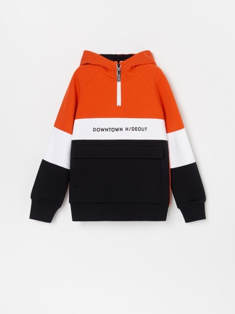 Sudadera deportiva con capucha y cuello con cremallera