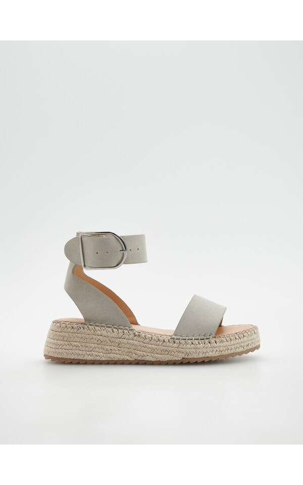 Buy online! Sandales en cuir, RESERVED, 2784L-08X