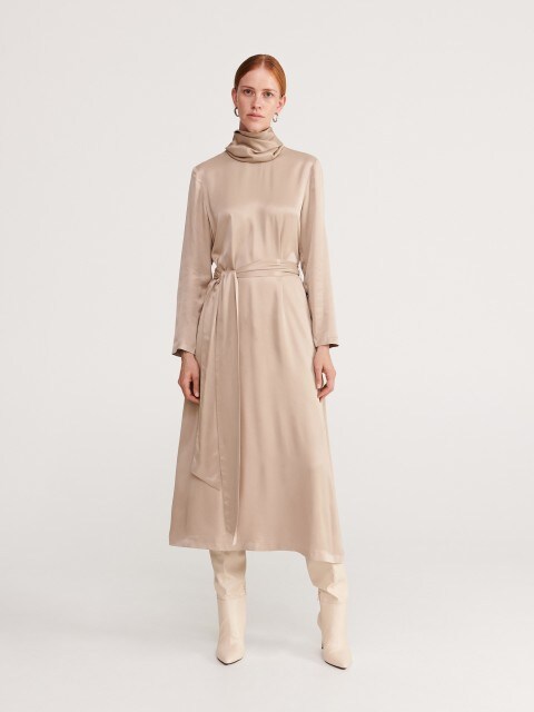Robe en satin à col roulé
