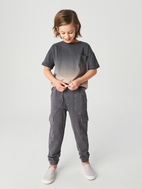 Jogger con tasche ed effetto slavato