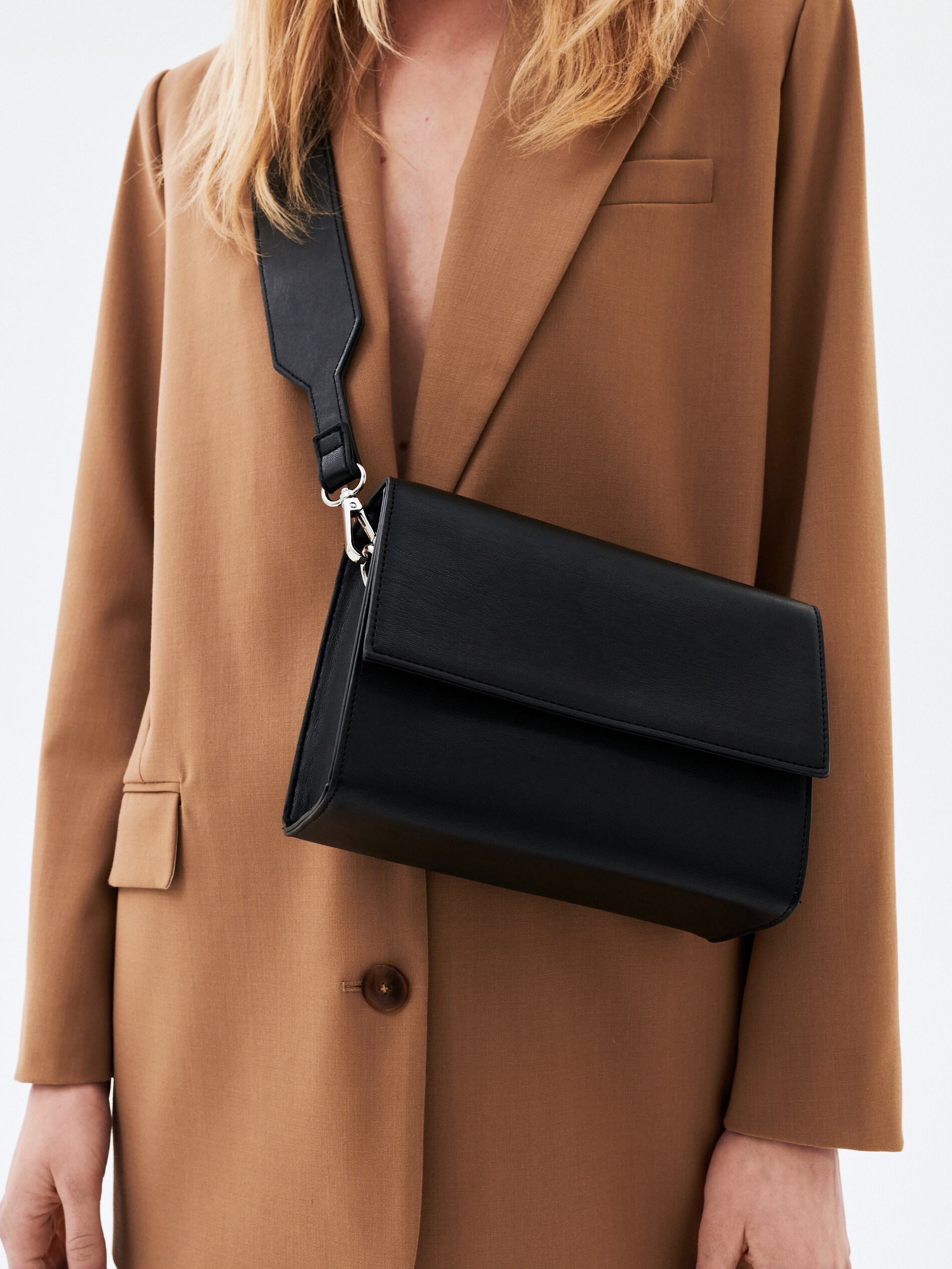 Kabelka cez plece s ozdobným remienkom