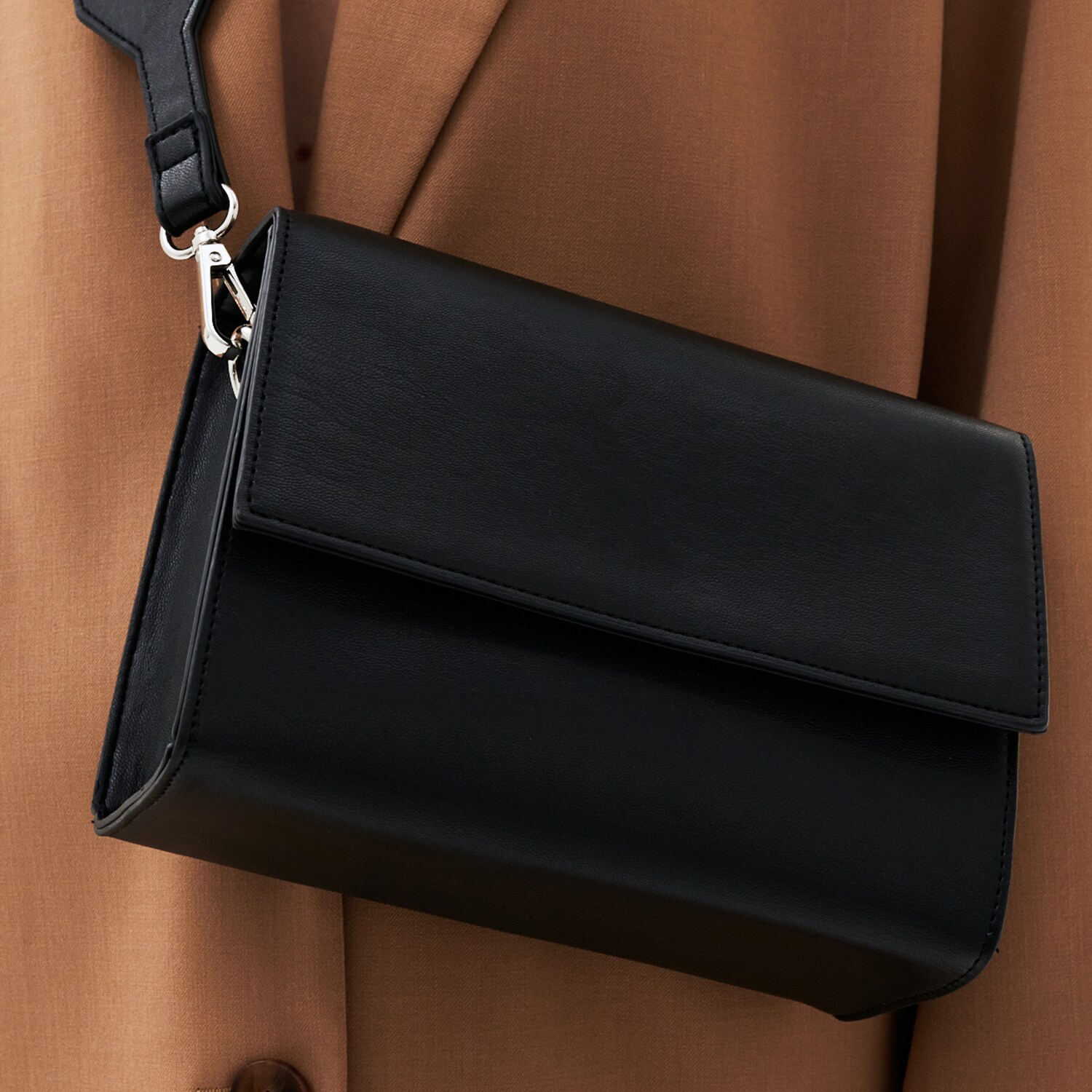 Kabelka cez plece s ozdobným remienkom