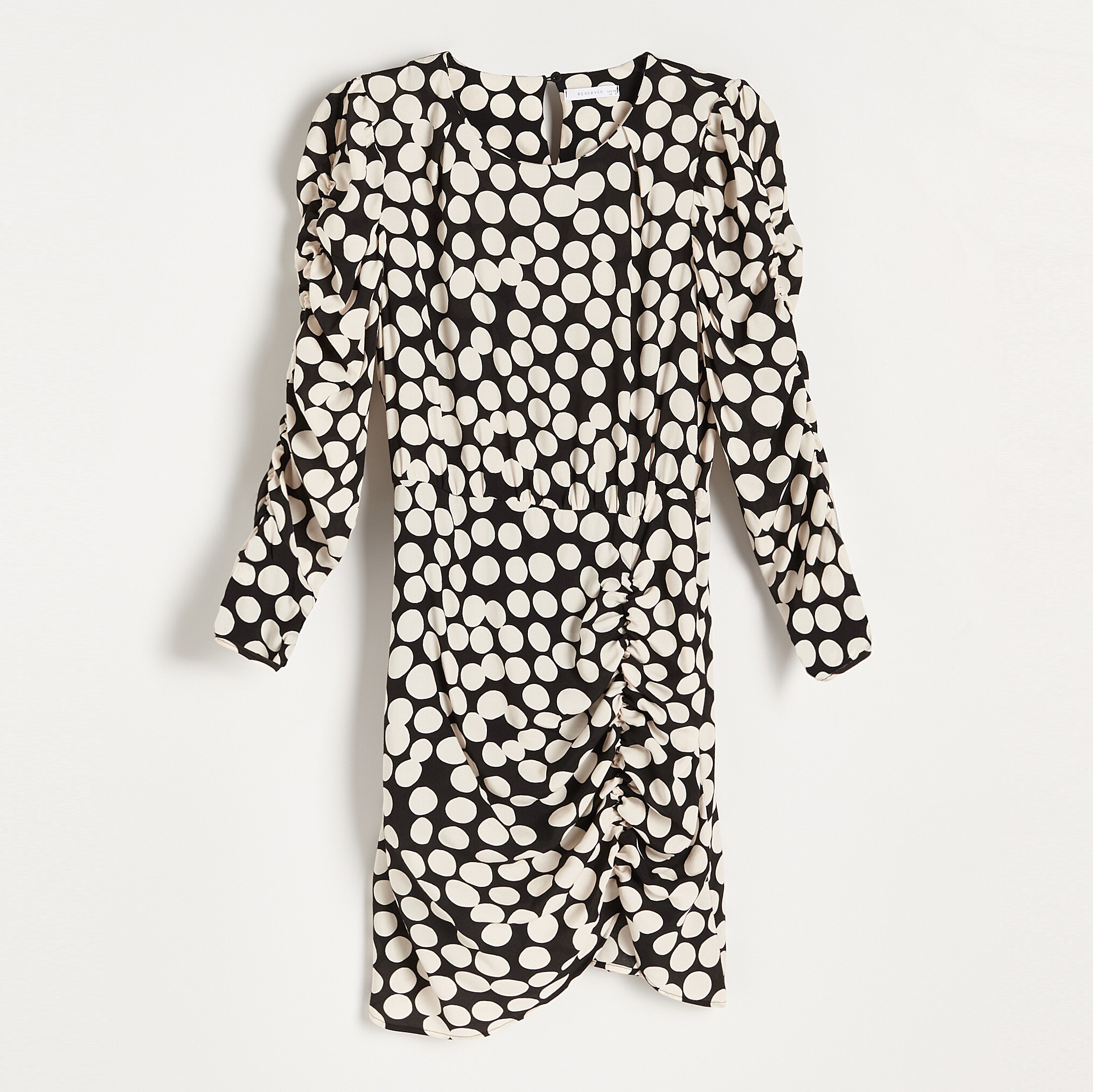 Riasené bodkované šaty