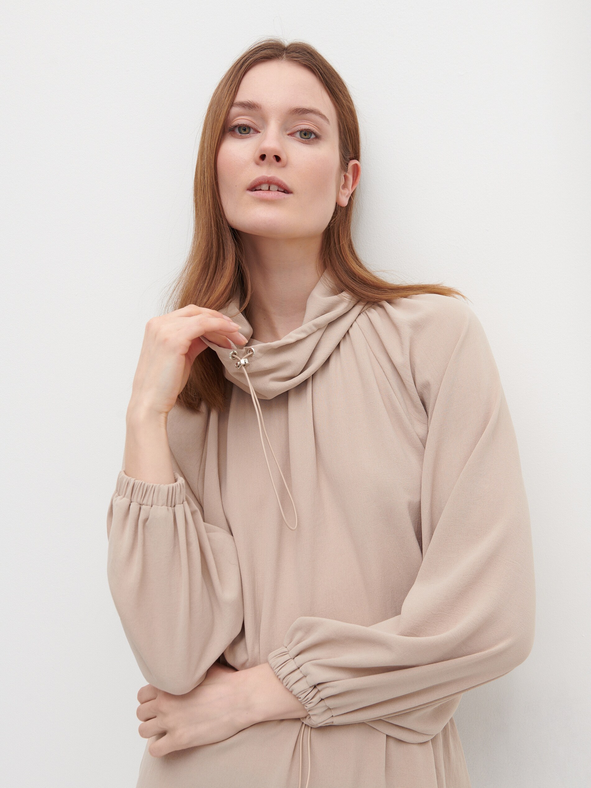 Šaty z hladkej látky