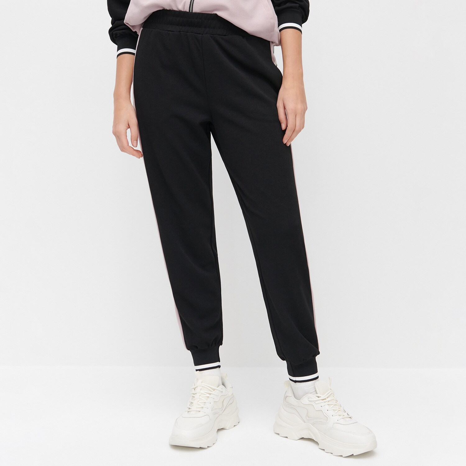 Úpletové joggery s lampasmi