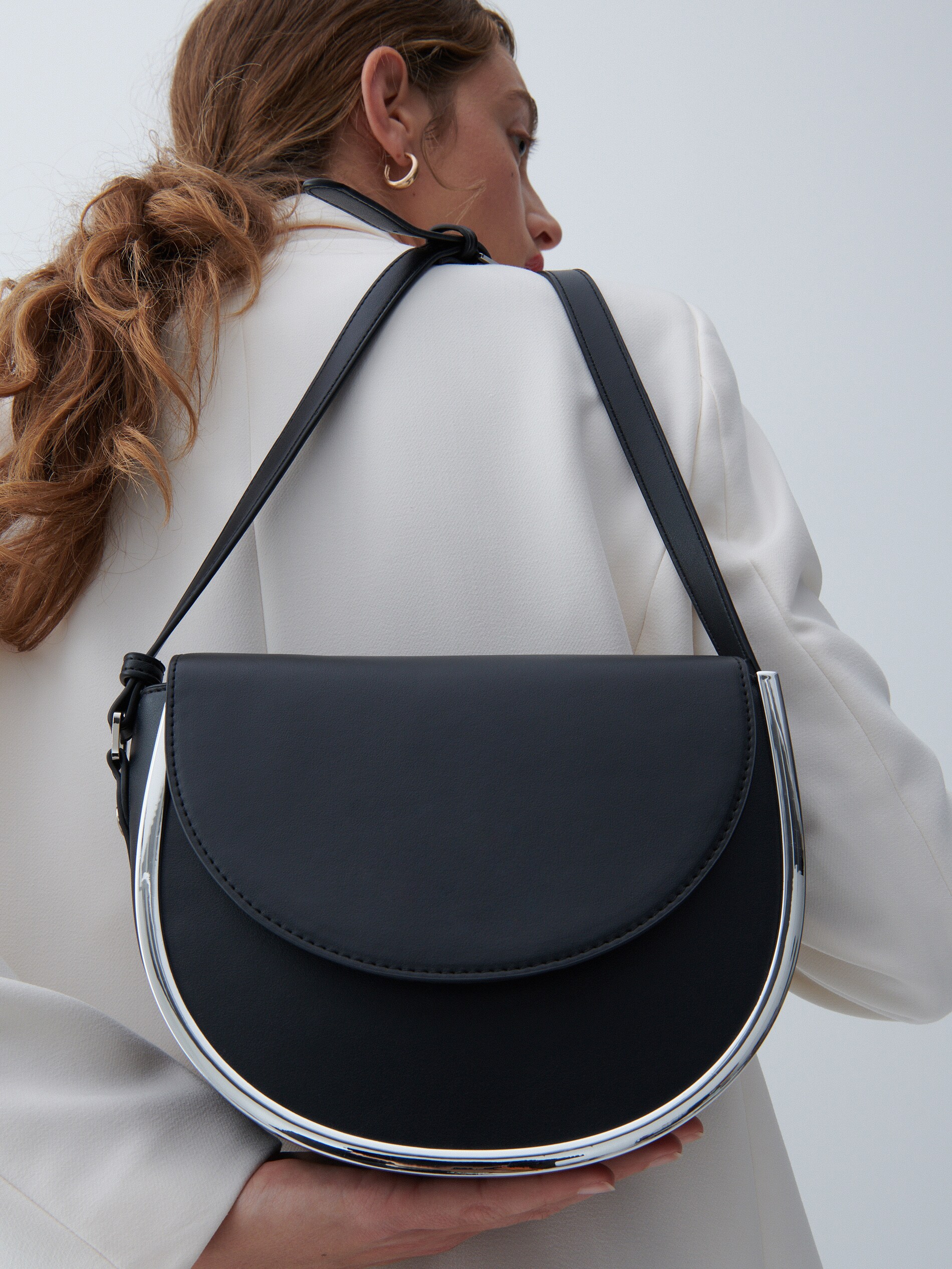 Kabelka v štýle saddle bag