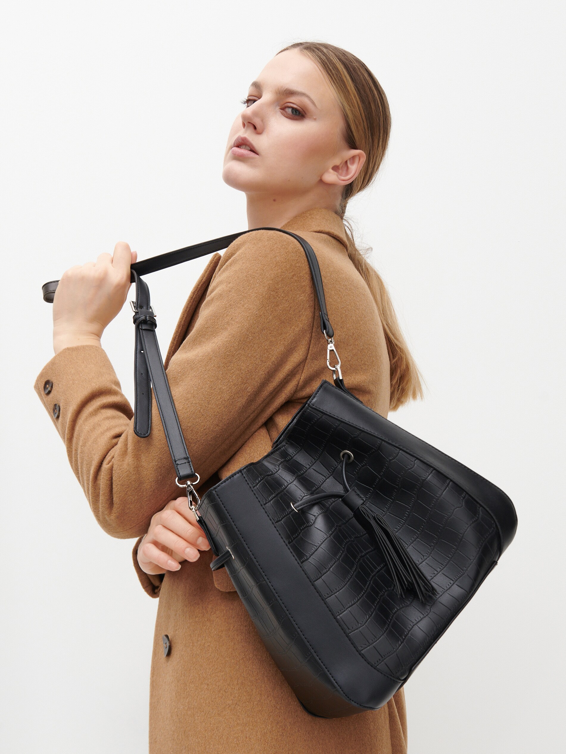 Kabelka cez plece z imitácie krokodílej kože