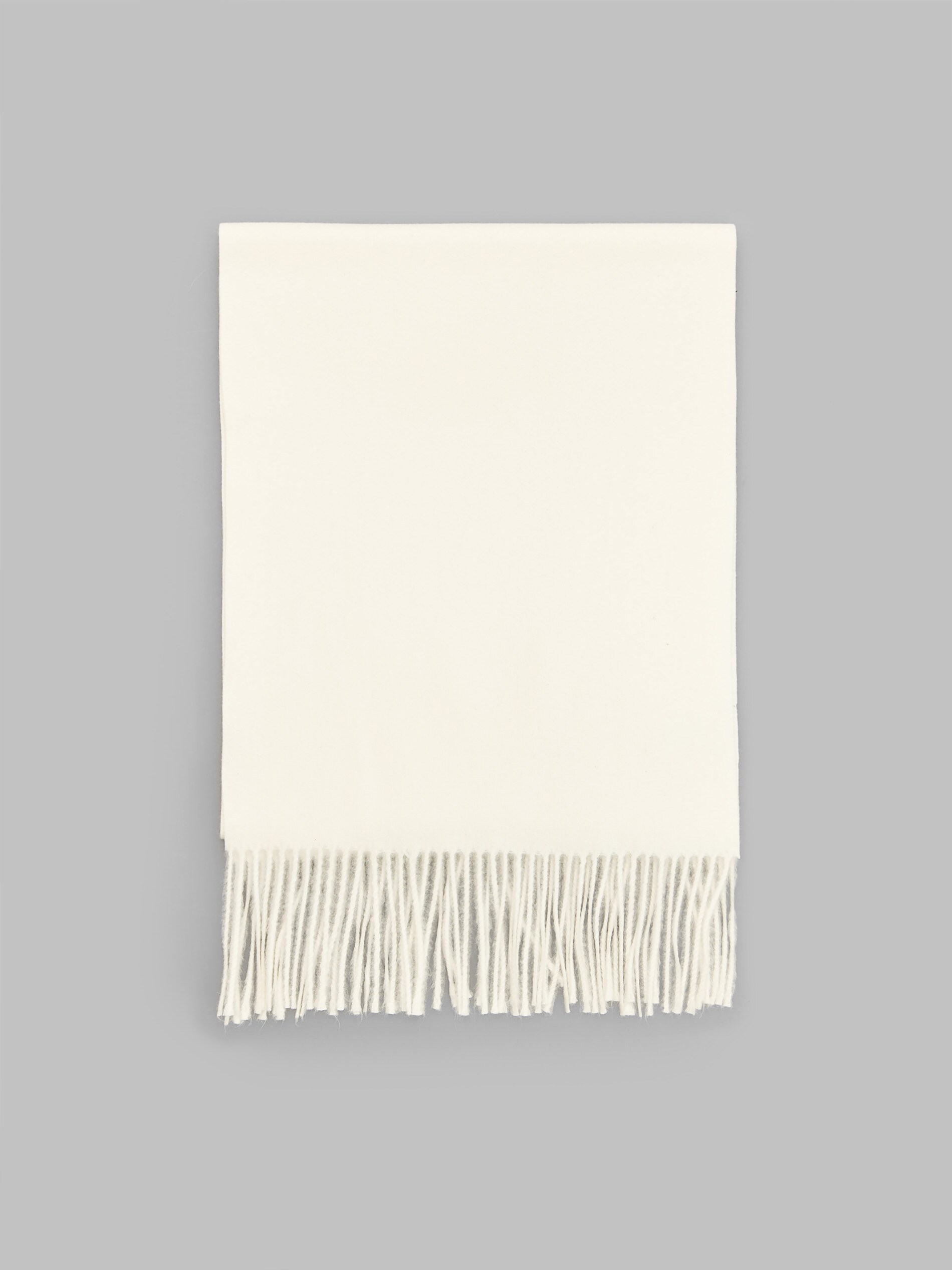 Hladký šál so strapcami