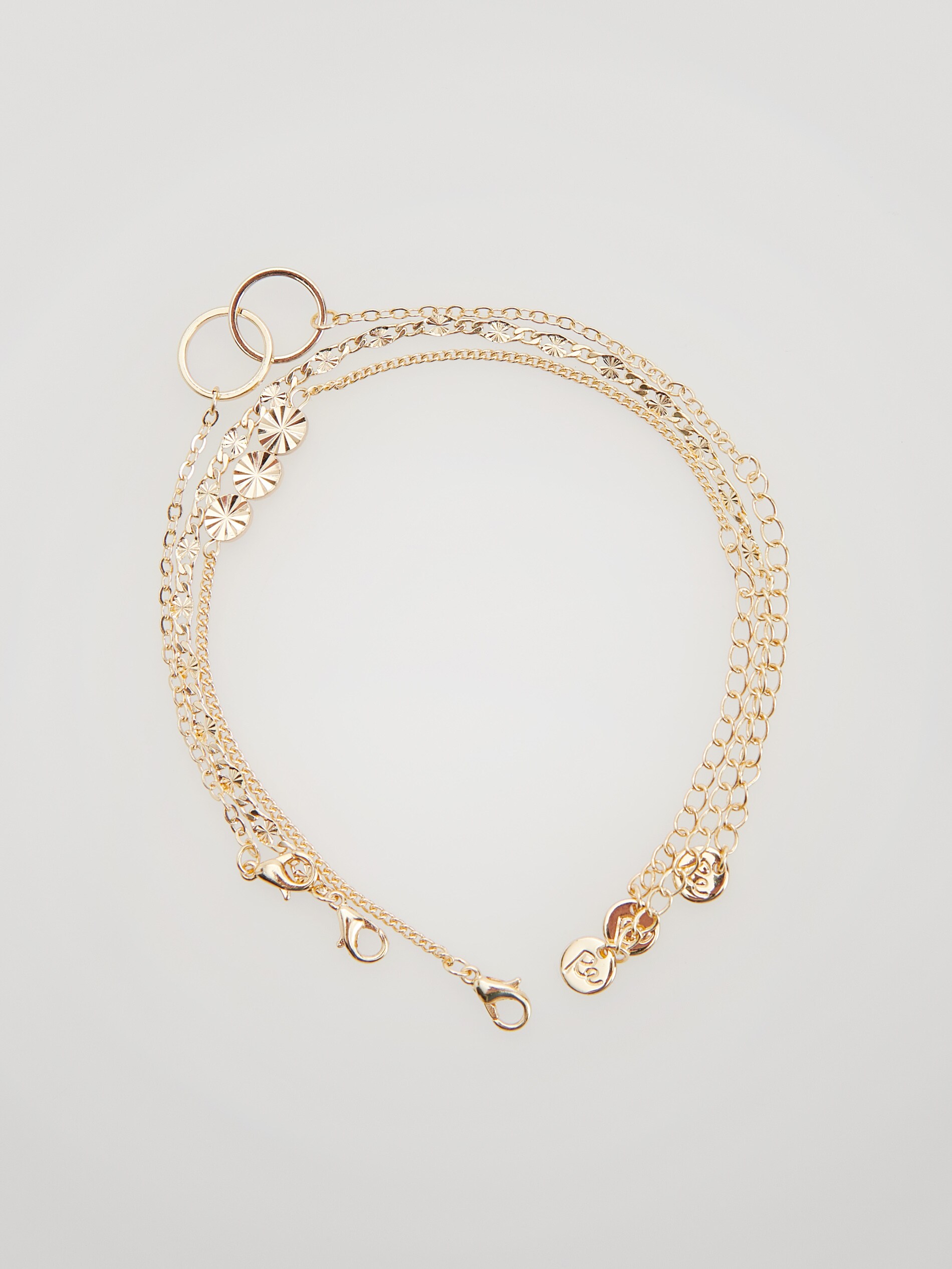 Trojitý náramok s ozdobnými detailmi