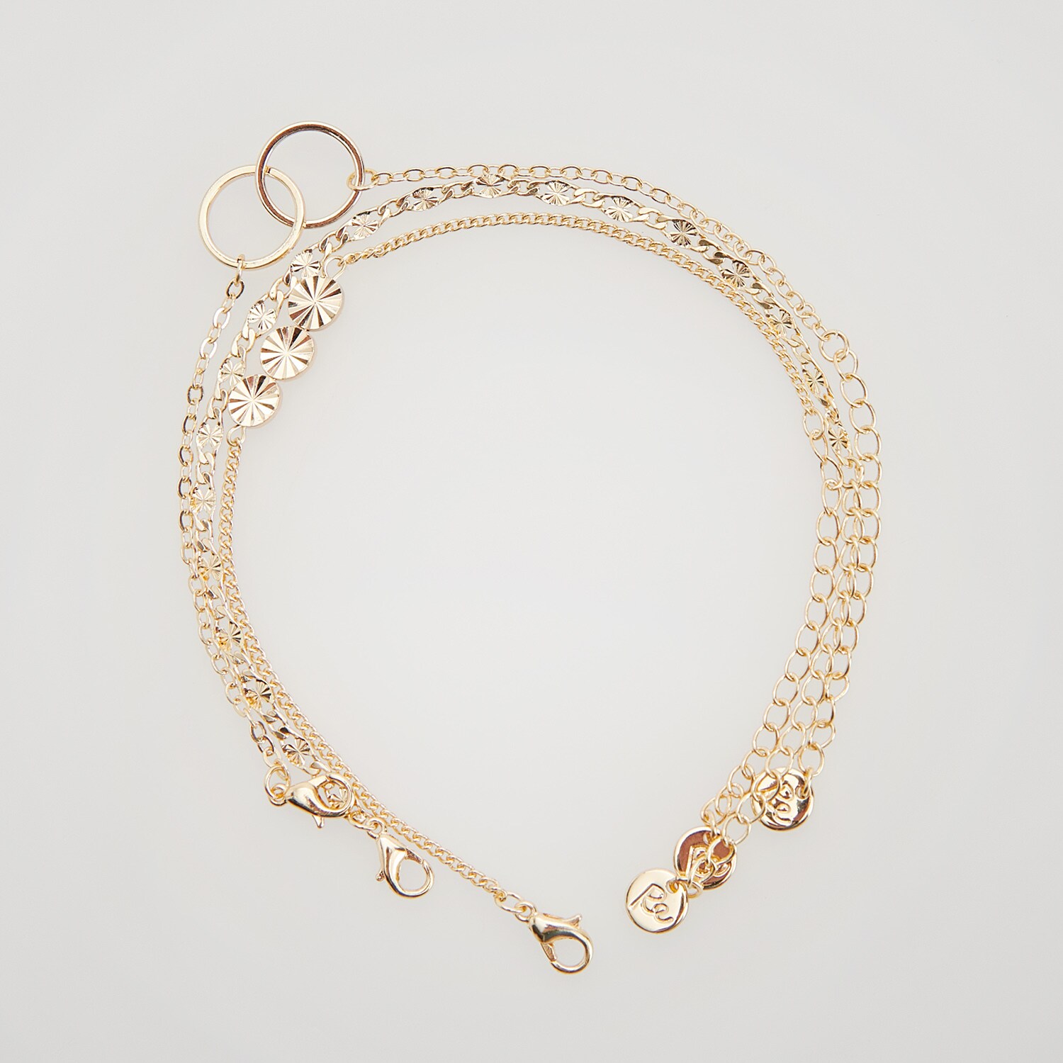 Trojitý náramok s ozdobnými detailmi