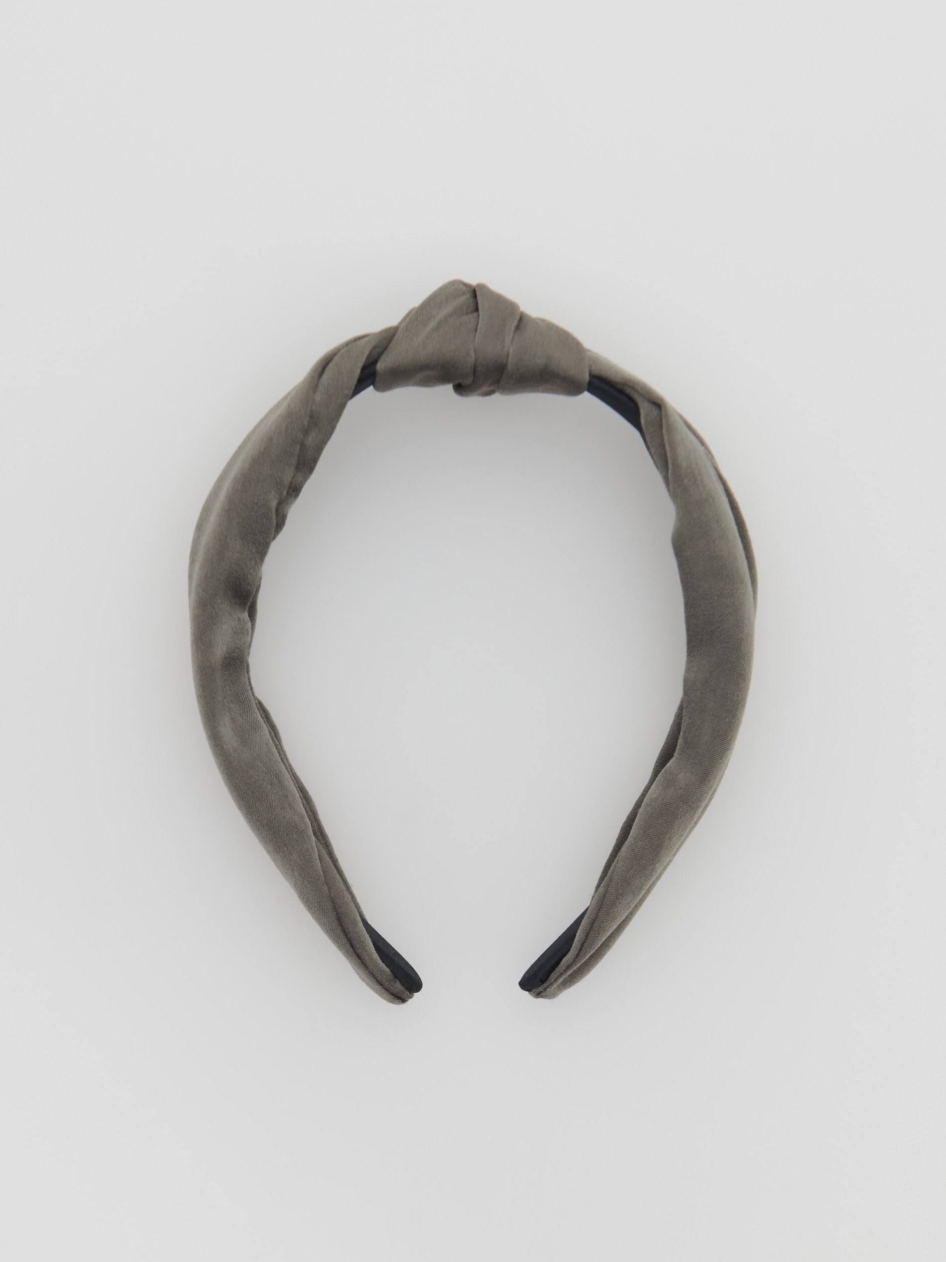 Čelenka s ozdobným uzlom