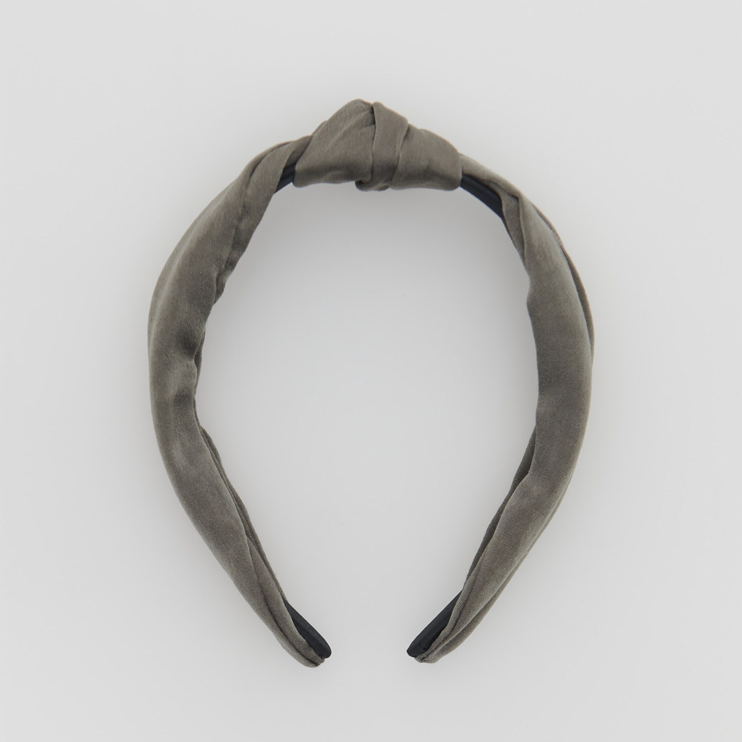 Čelenka s ozdobným uzlom