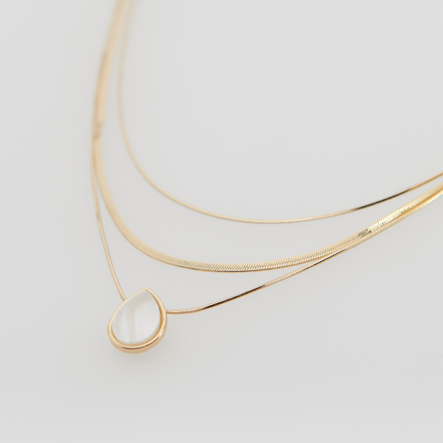 Trojitá retiazka s ozdobným kameňom