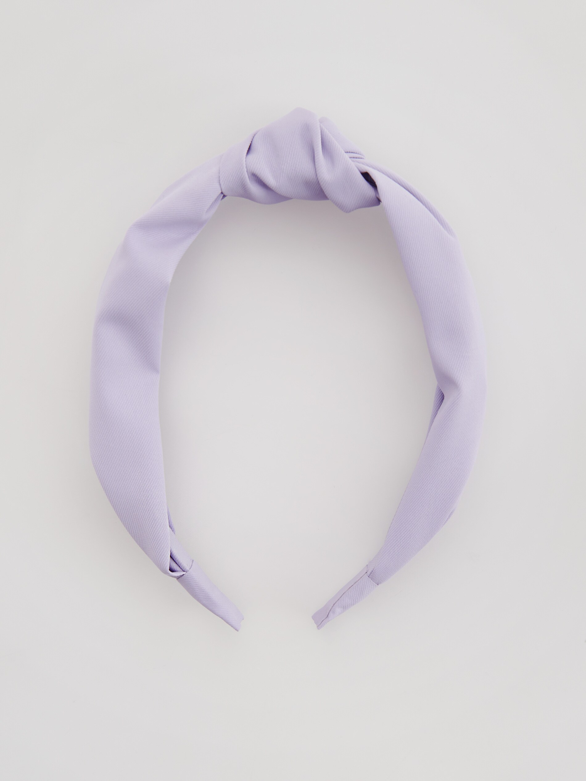 Čelenka s ozdobným uzlom