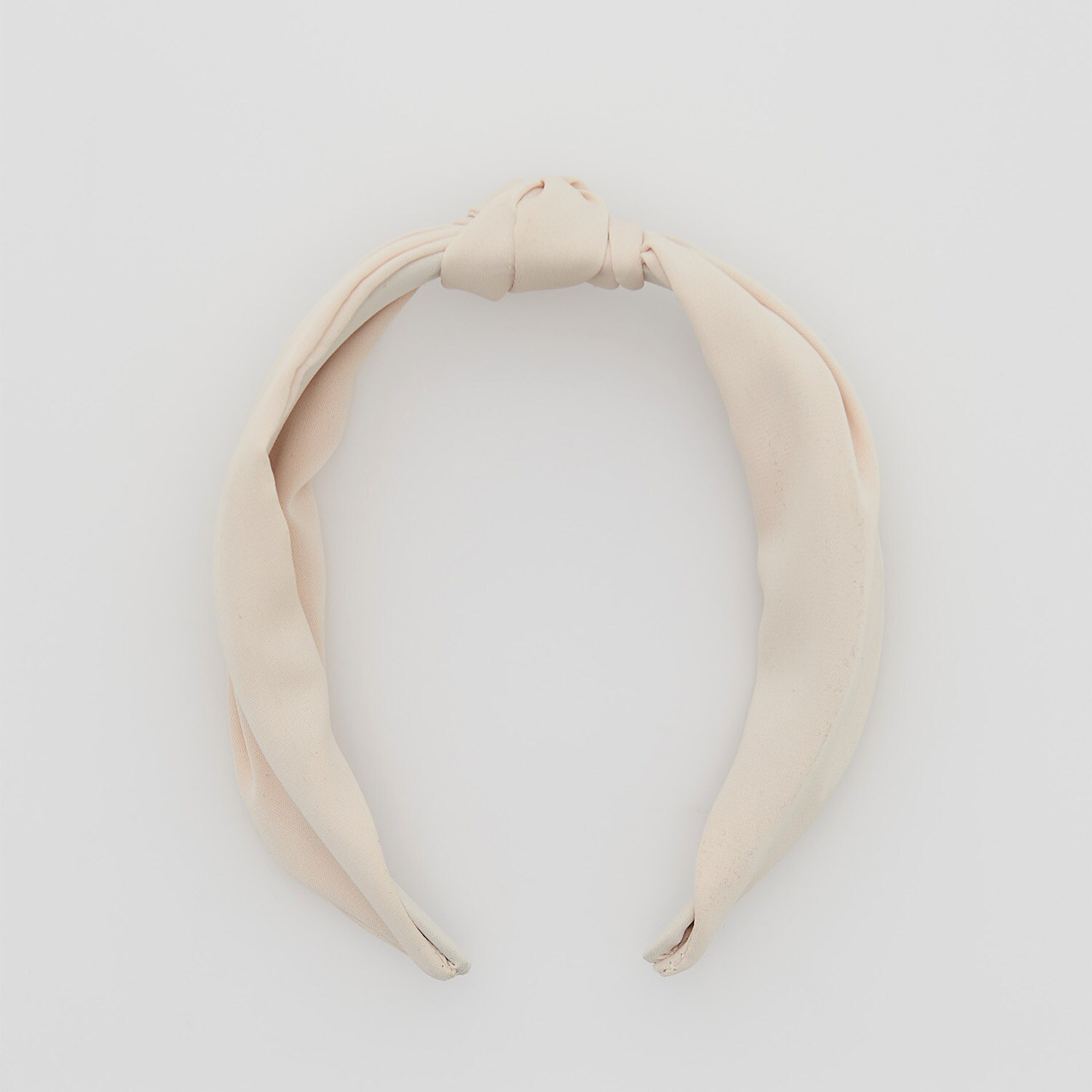 Čelenka s ozdobným uzlom