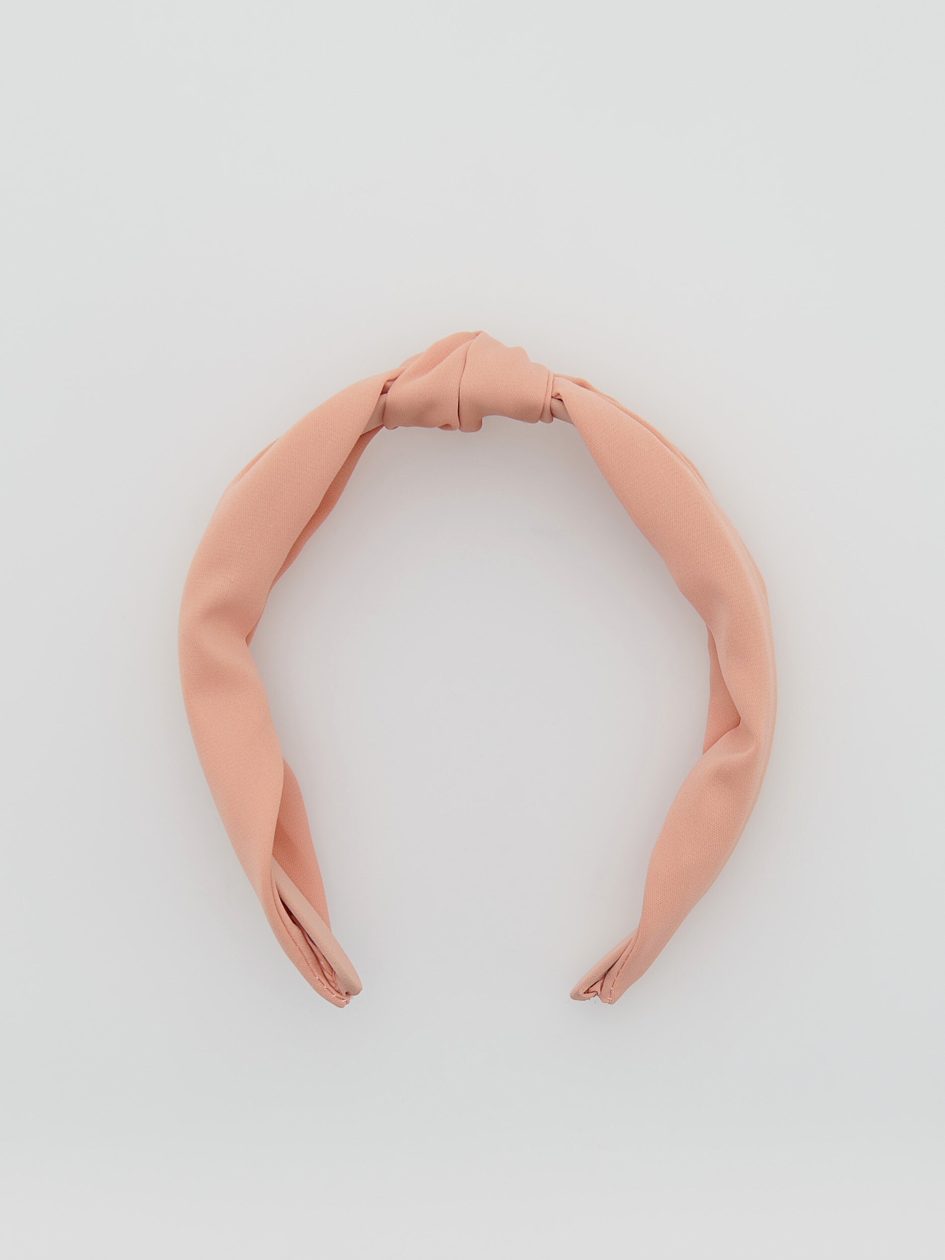 Čelenka s ozdobným uzlom