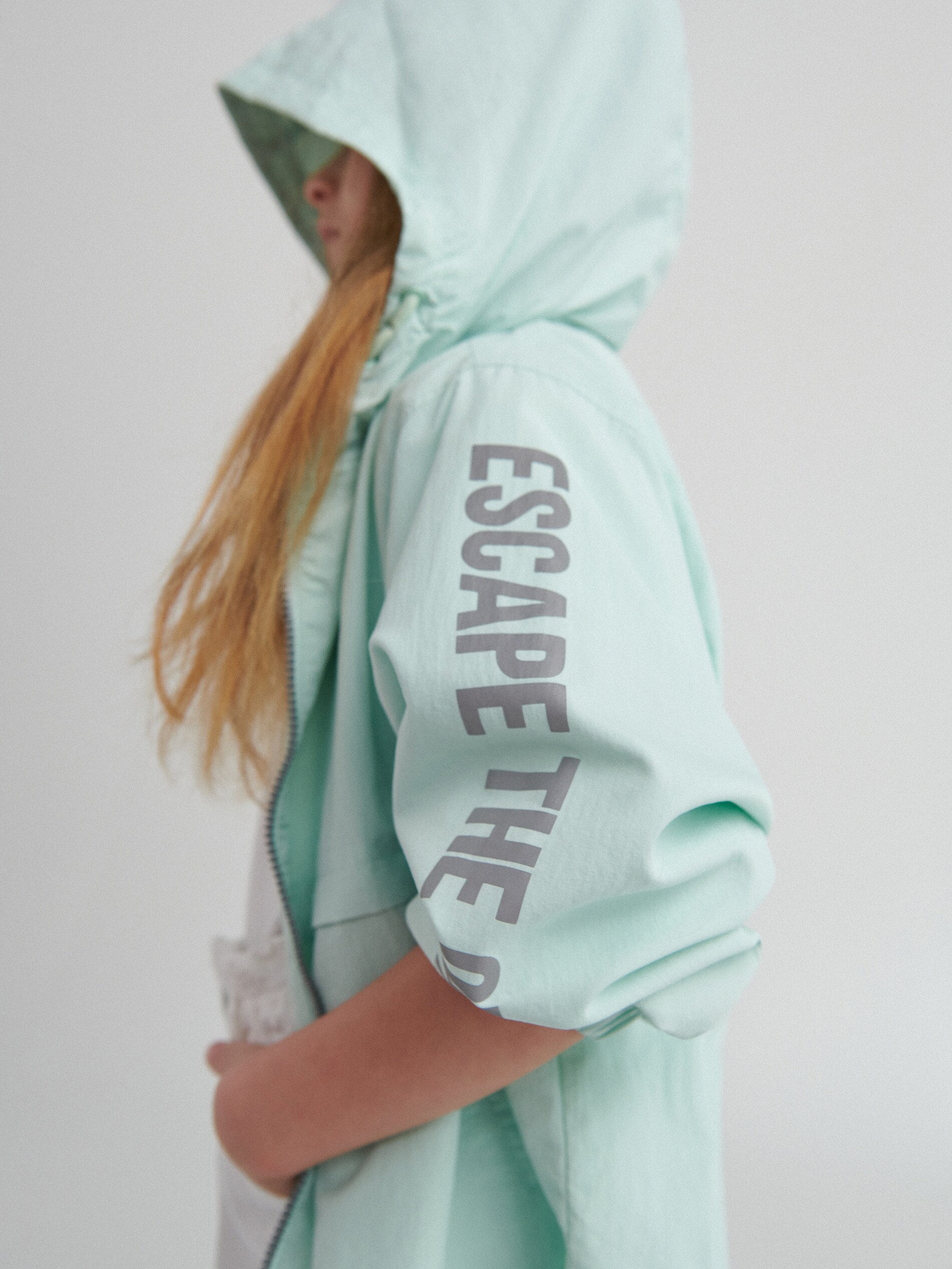 Ľahká bunda s kapucňou