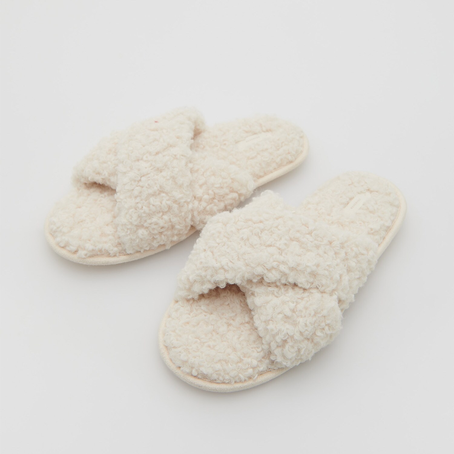 Reserved – Papuci de casă din blană artificială – Ivory Reserved imagine noua gjx.ro