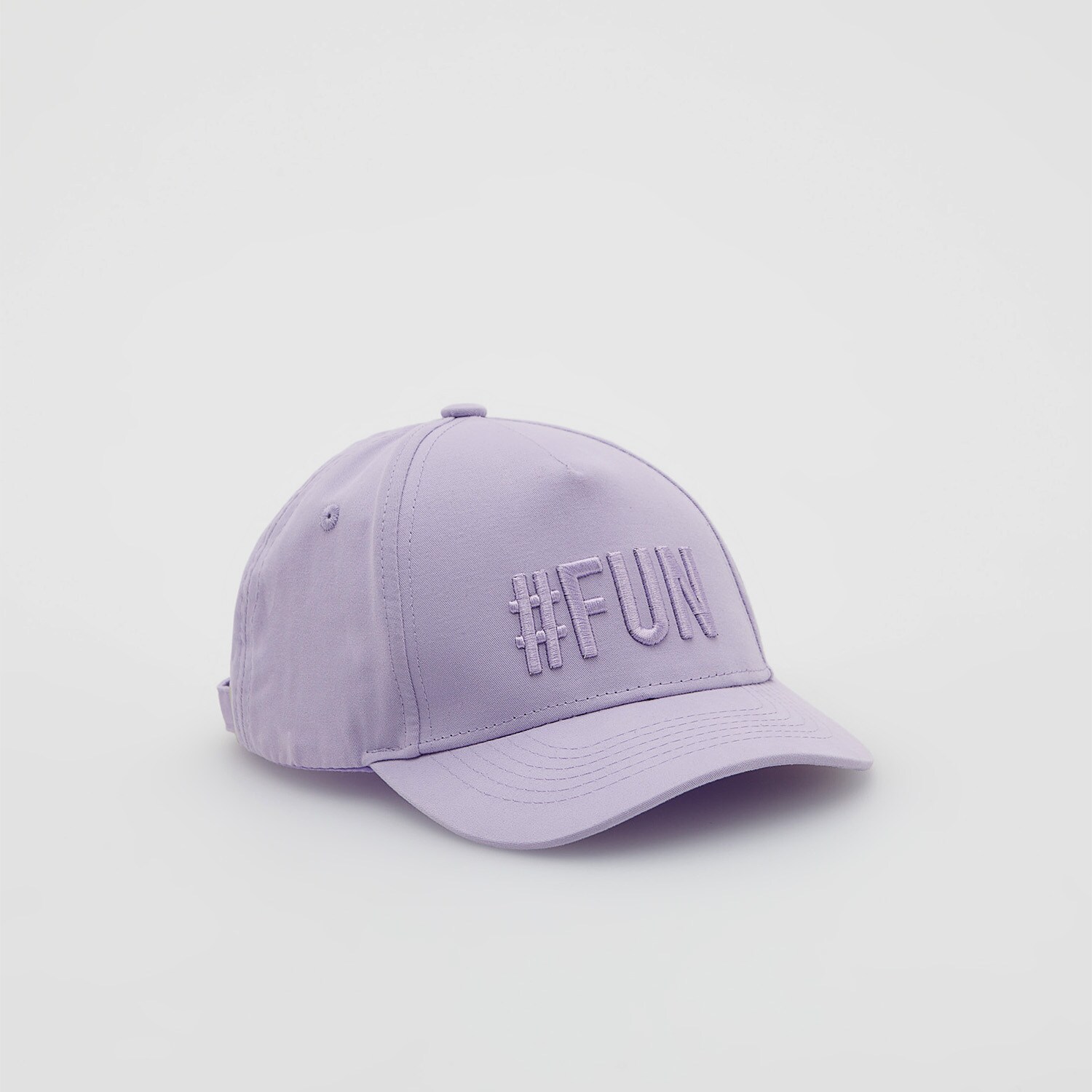 Šiltovka s vyšitým detailom