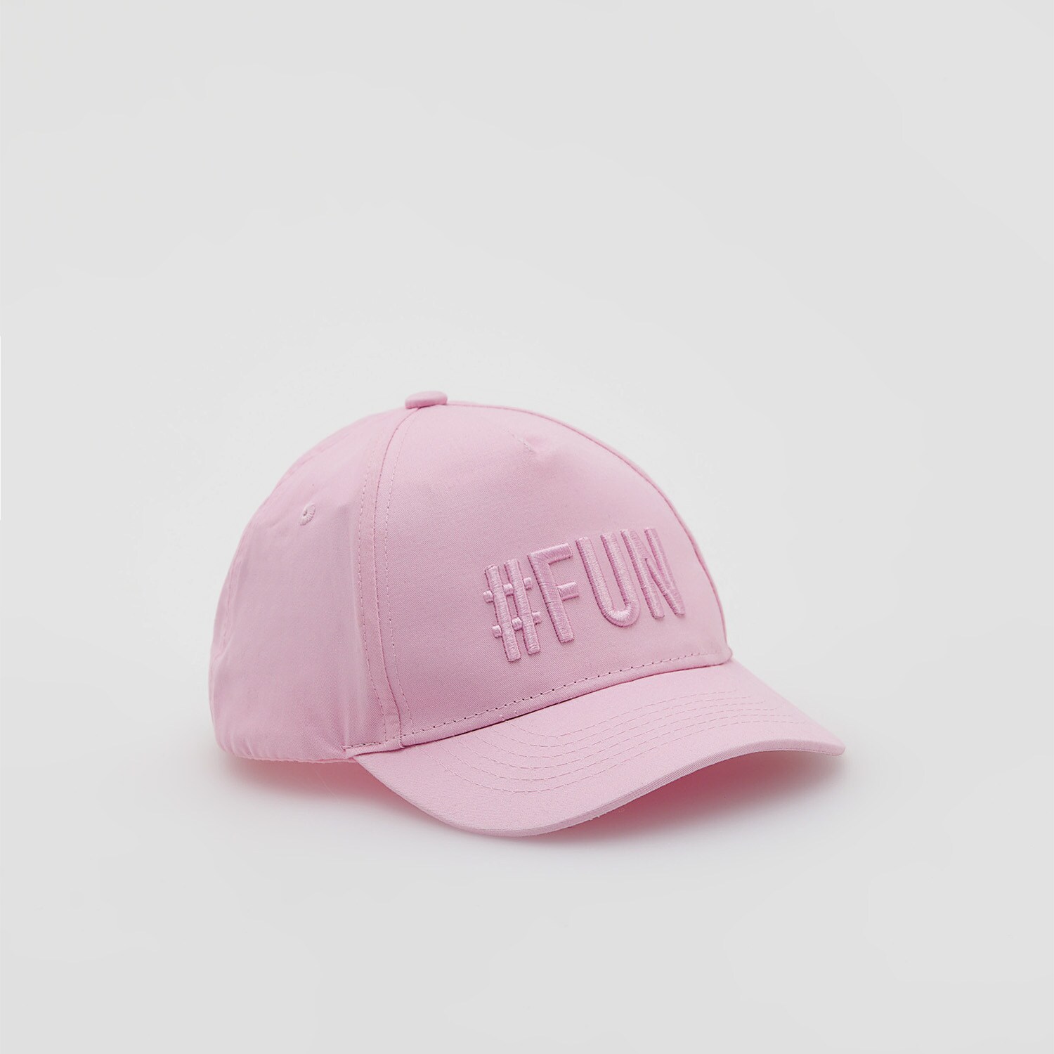 Šiltovka s vyšitým detailom