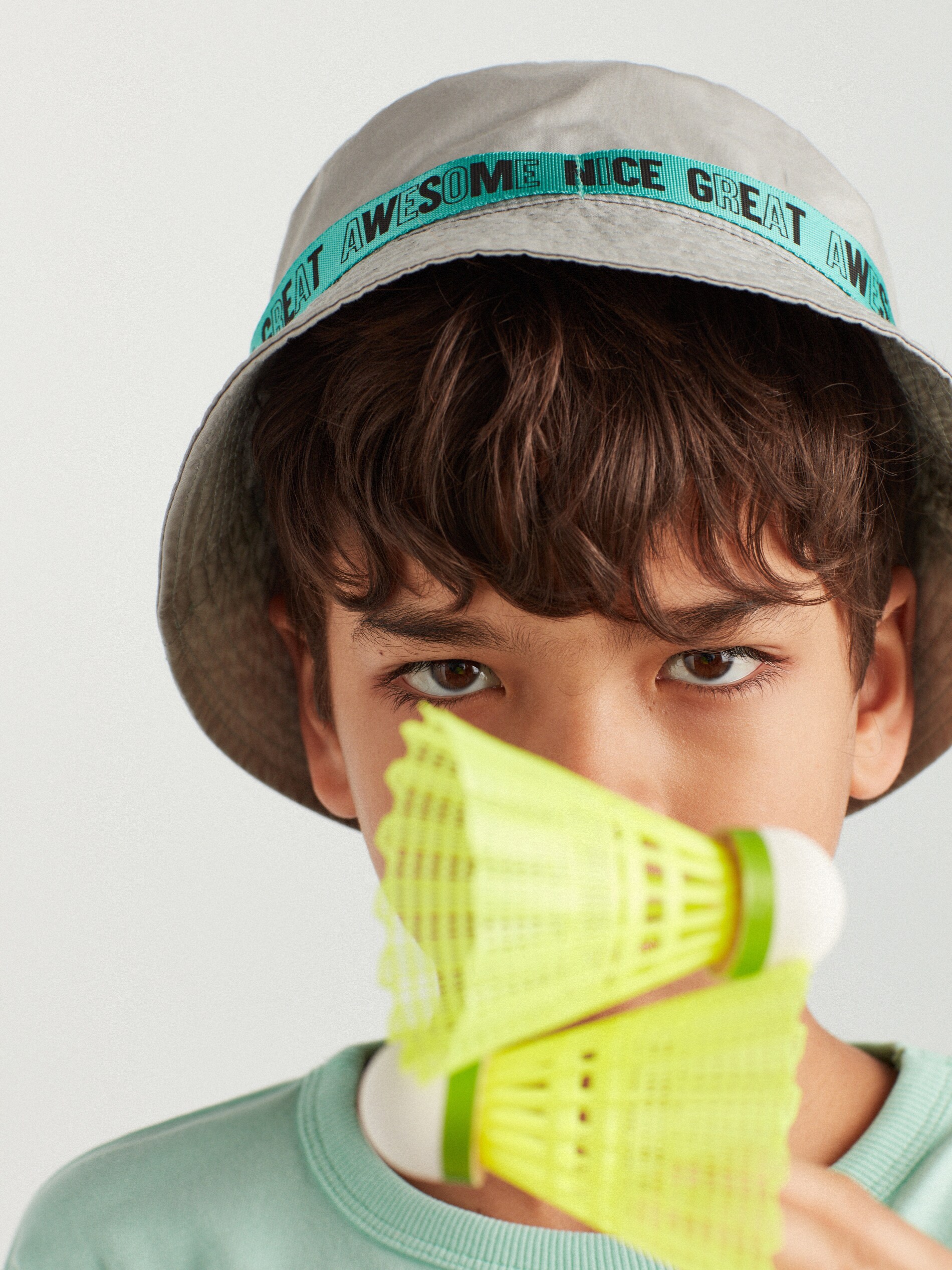 Klobúk typu bucket s ozdobným pásom