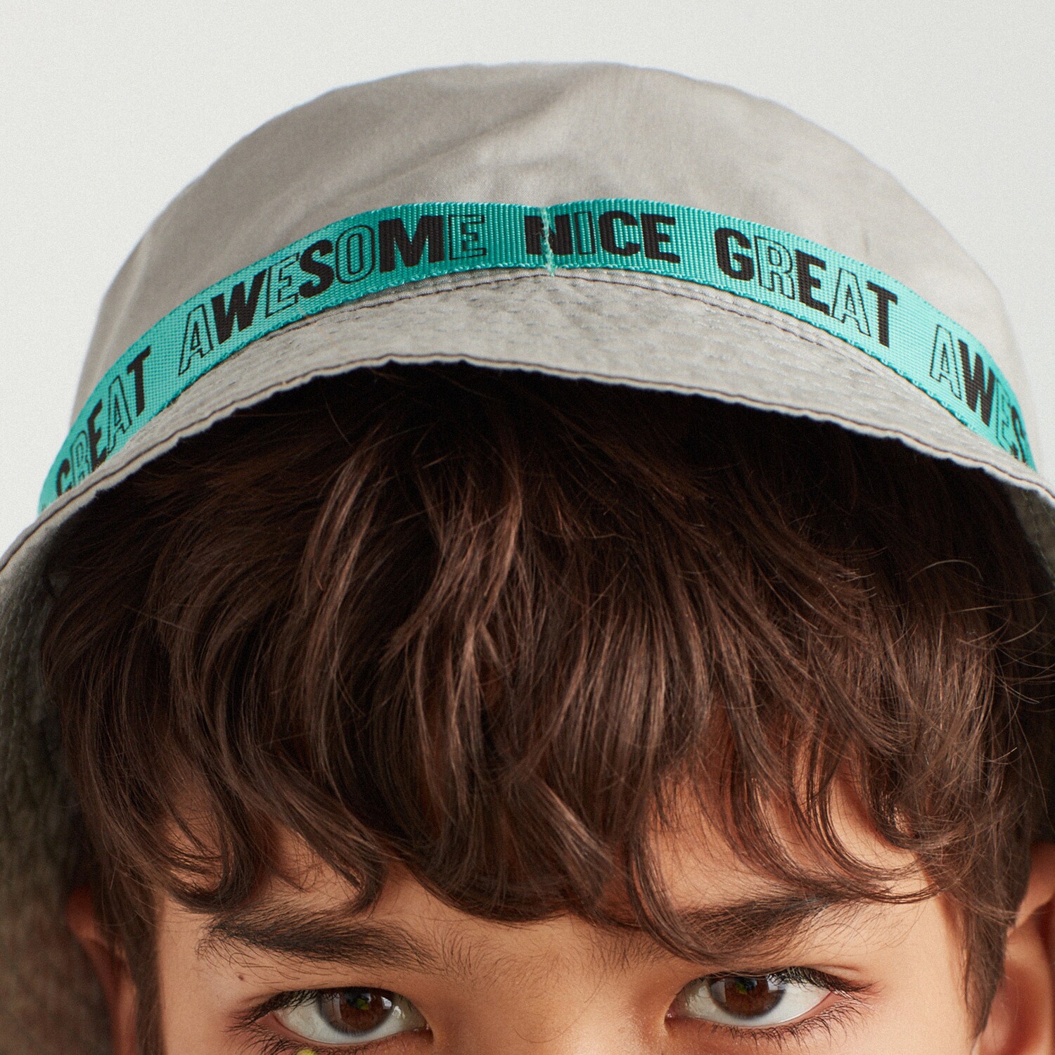 Klobúk typu bucket s ozdobným pásom