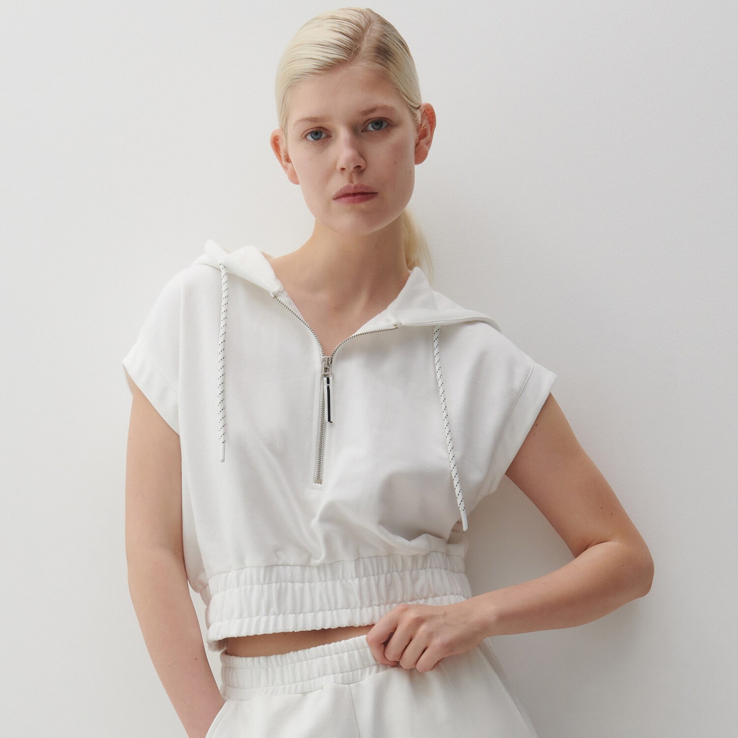 Krátka mikina s kapucňou