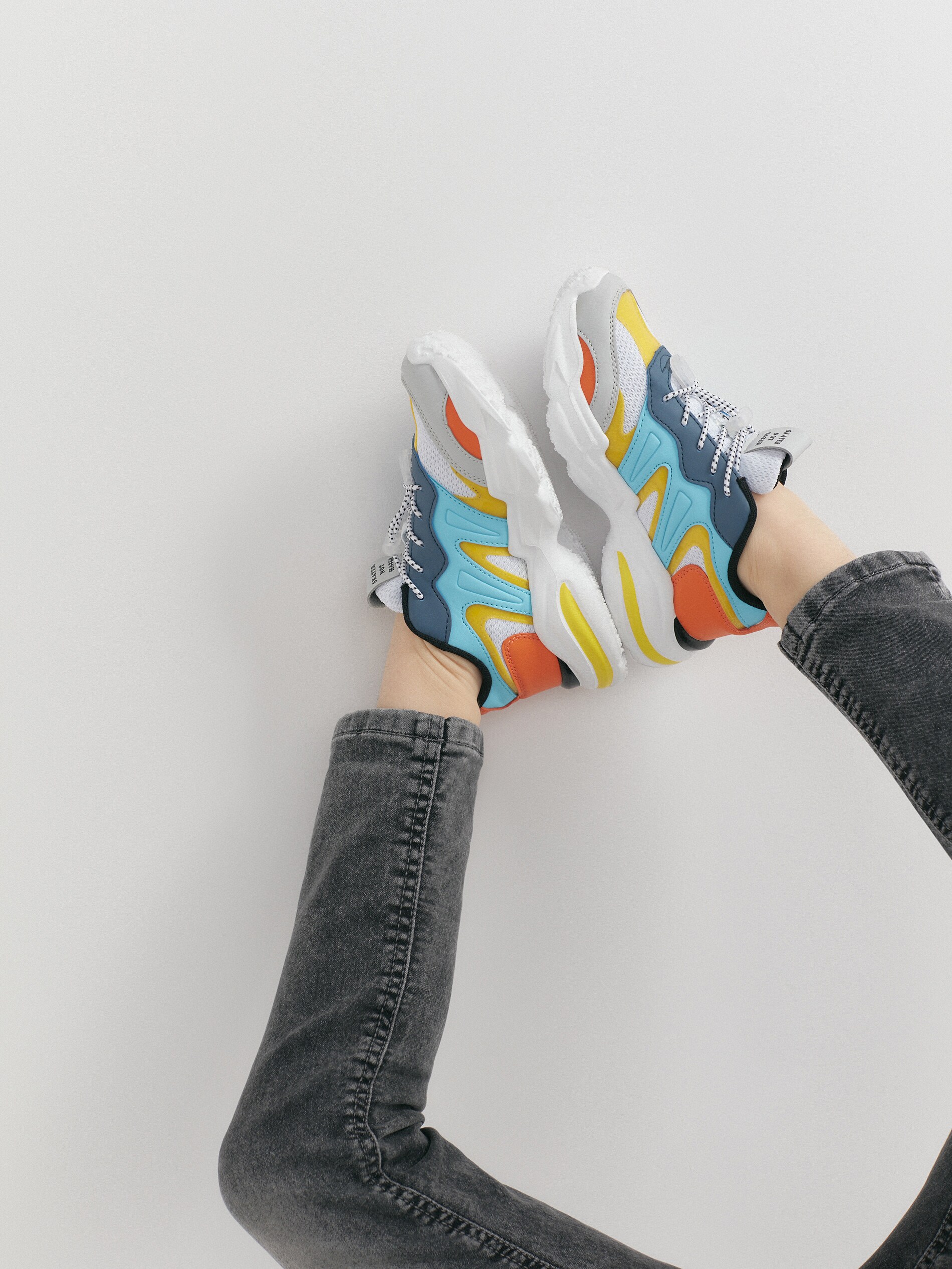 Tenisky z rôznych materiálov