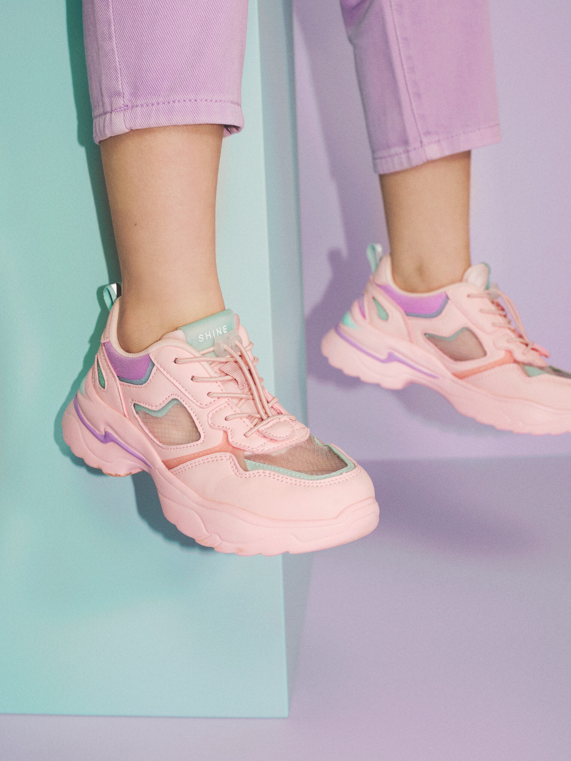 Tenisky z viacerých materiálov