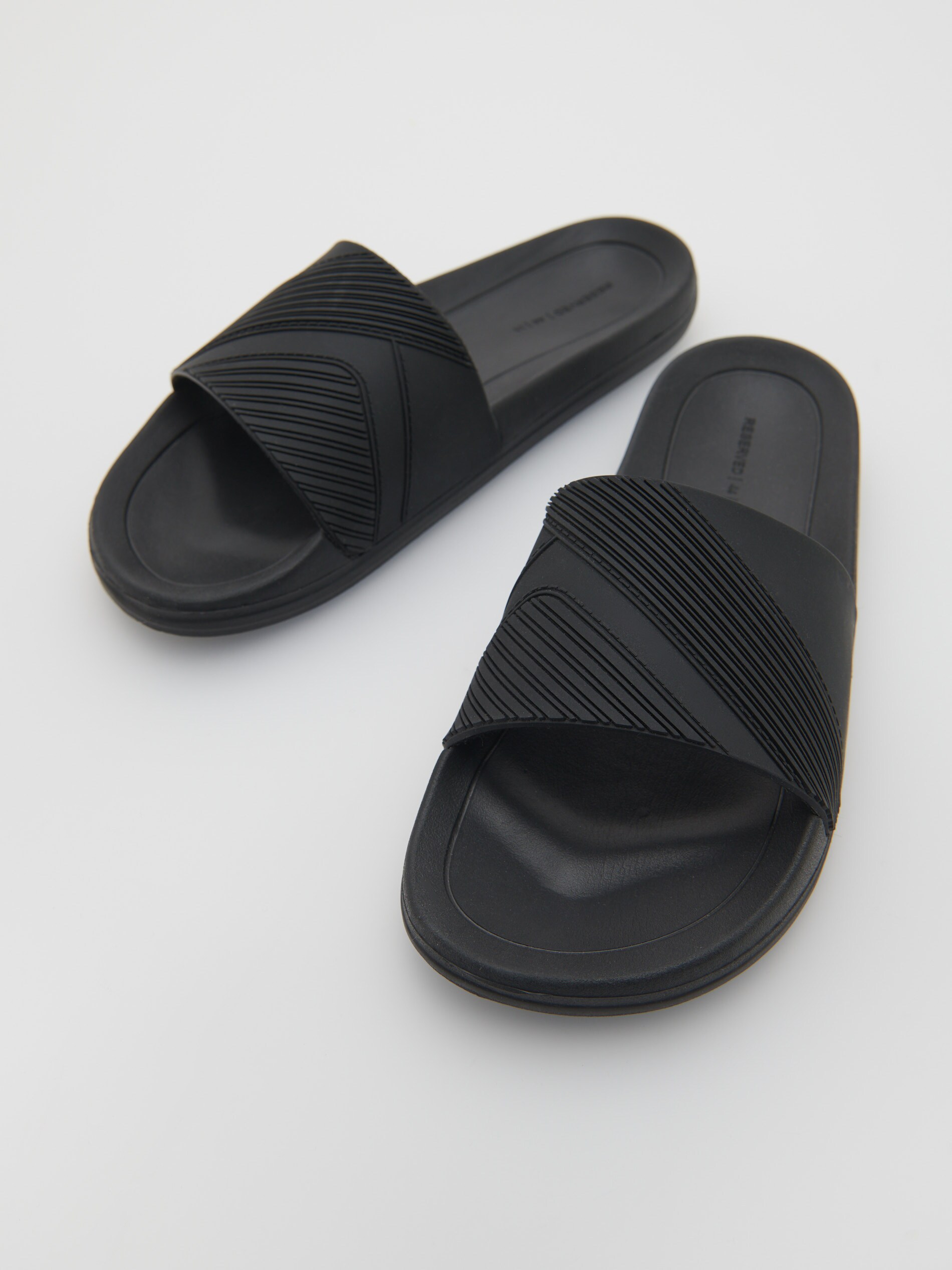 Gumené šľapky s ozdobnou textúrou