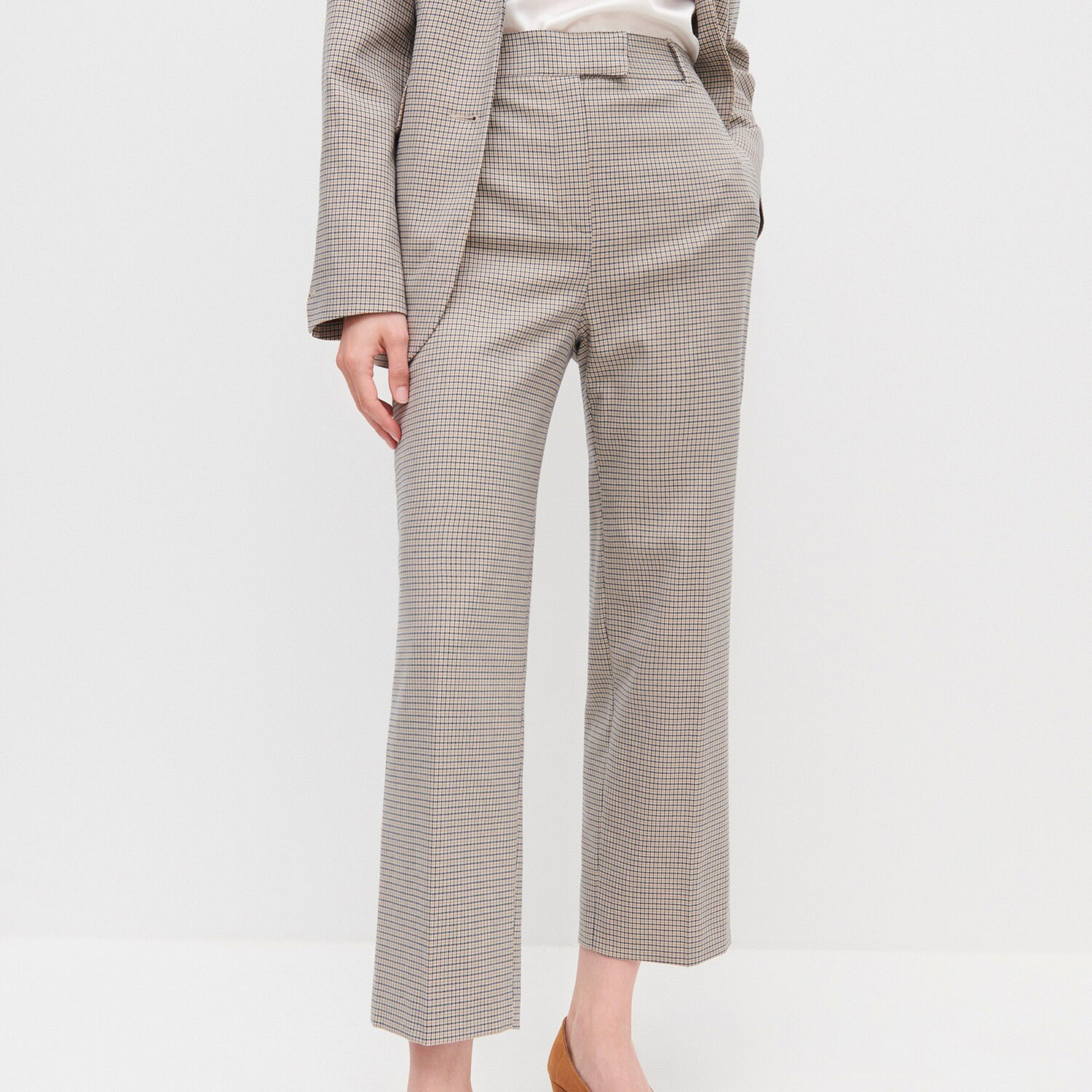 Nohavice so zažehlenými pukmi