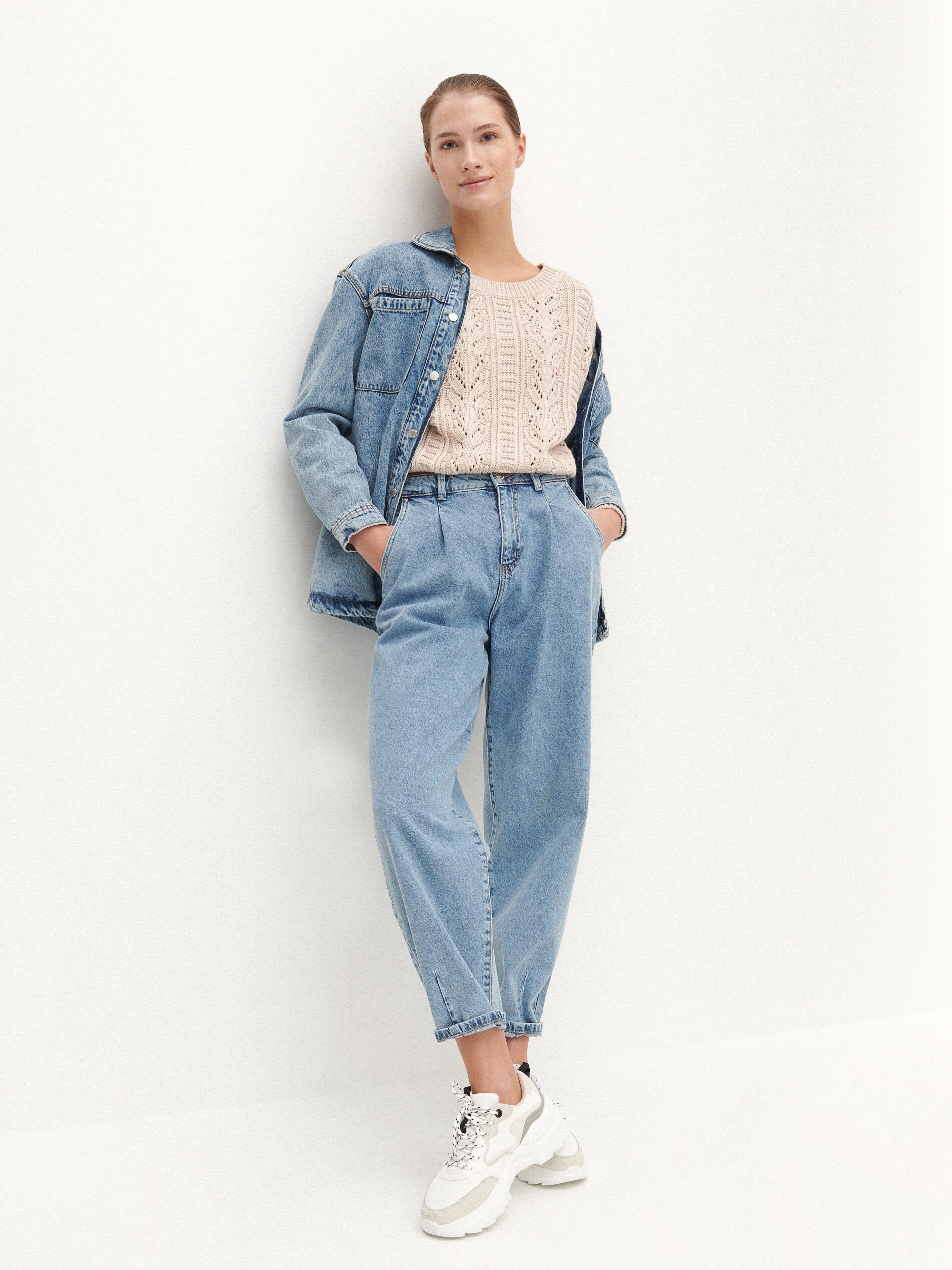 Sveter s výstrihom na chrbte