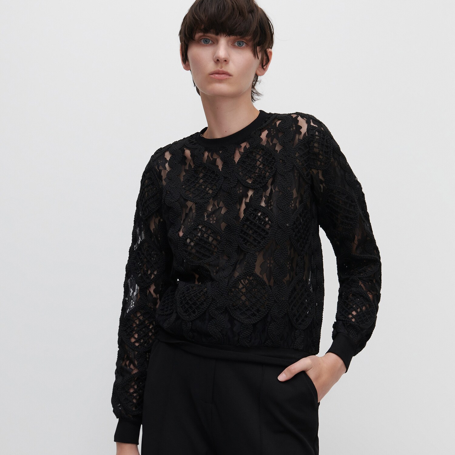 Vzorovaná blúzka s ažúrovou vsadkou