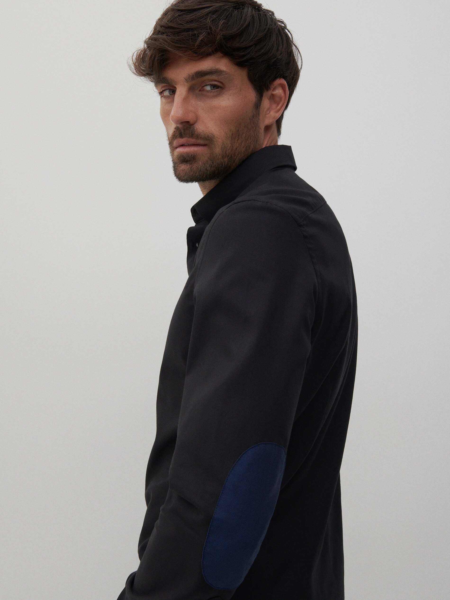 Košeľa slim fit so záplatami na lakťoch