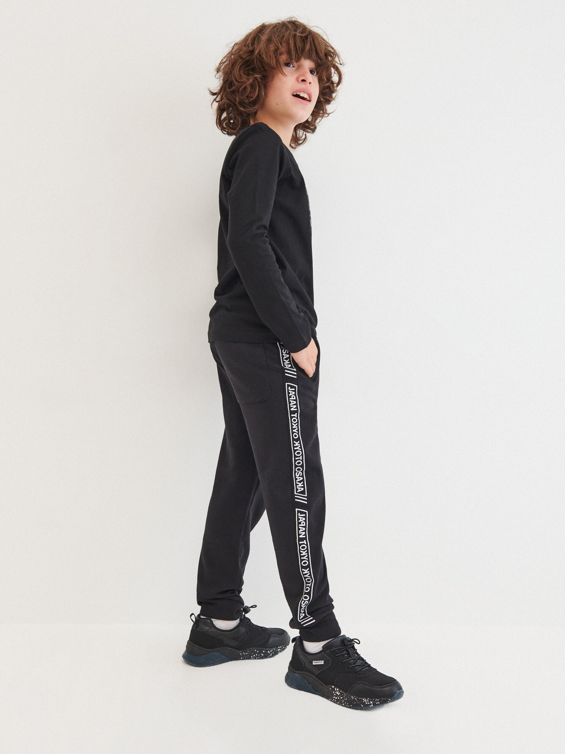 Teplákové nohavice s pruhmi