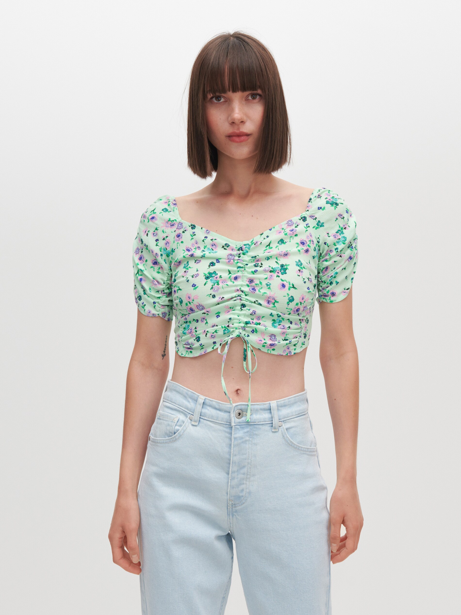 Krátka blúzka so sťahovacou šnúrkou