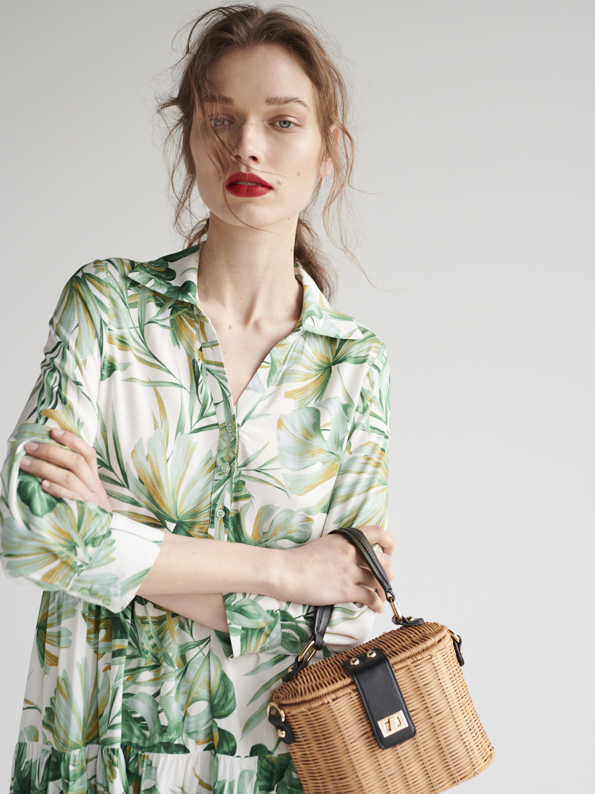 https://www.reserved.com/media/catalog/product/Z/V/ZV282-01X-001_2.jpg