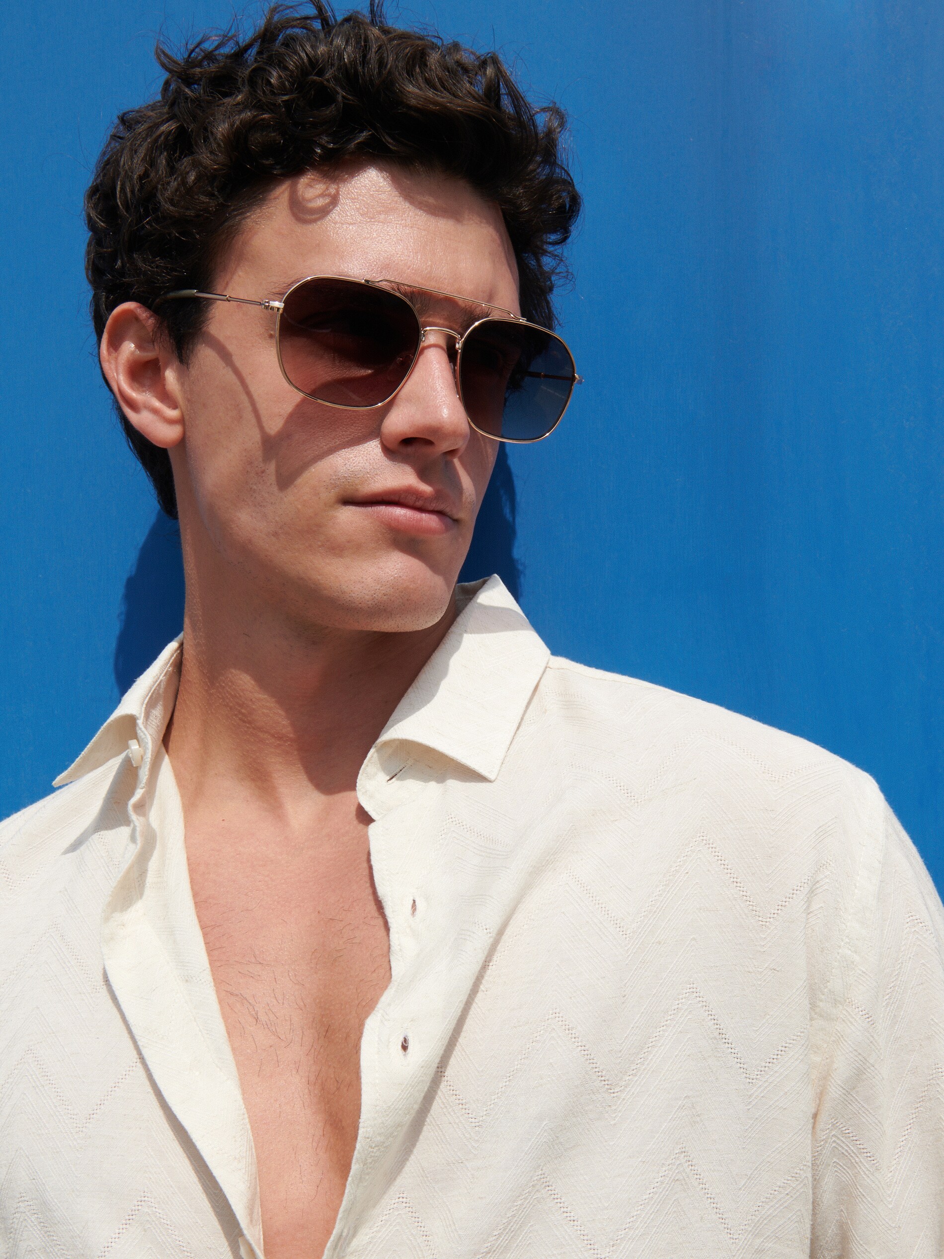 Slnečné okuliare so zlatým rámom