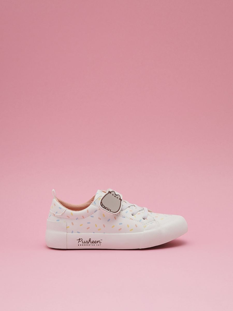 trainers with velcro fastening