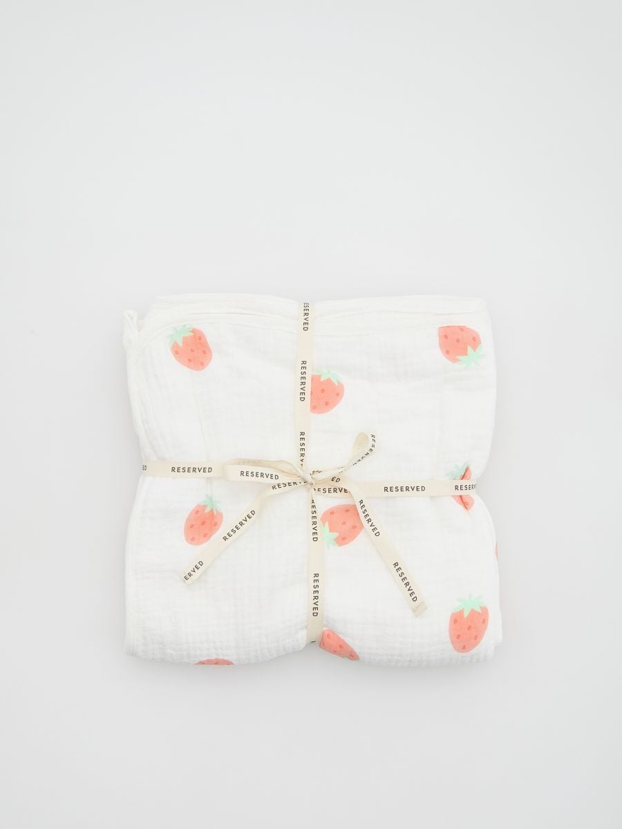 Buy online! Deken met aardbeidessin, RESERVED, 9538D-MLC