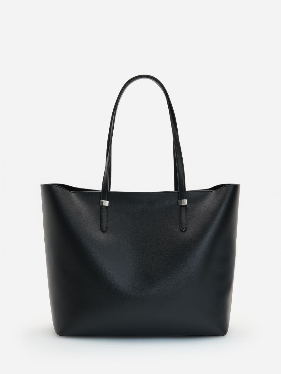 black designer changing bolsa