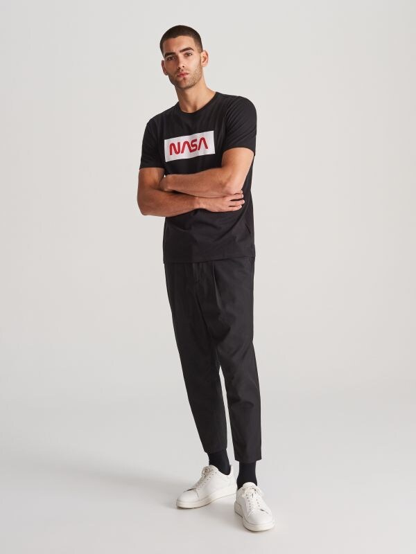 T-shirt z nadrukiem NASA - czarny - XK744-99X - RESERVED