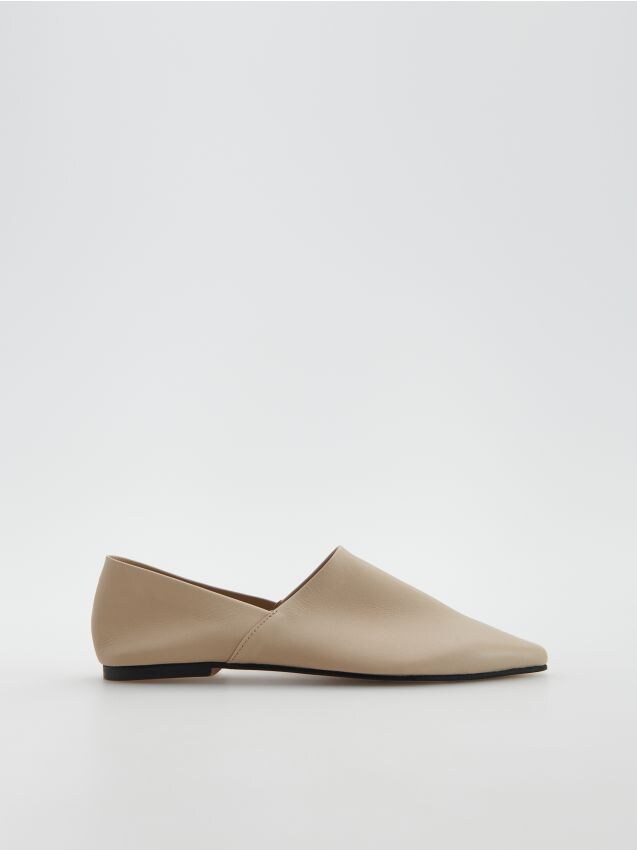 Klasyczne skórzane loafersy - beżowy - 2865H-08X - RESERVED