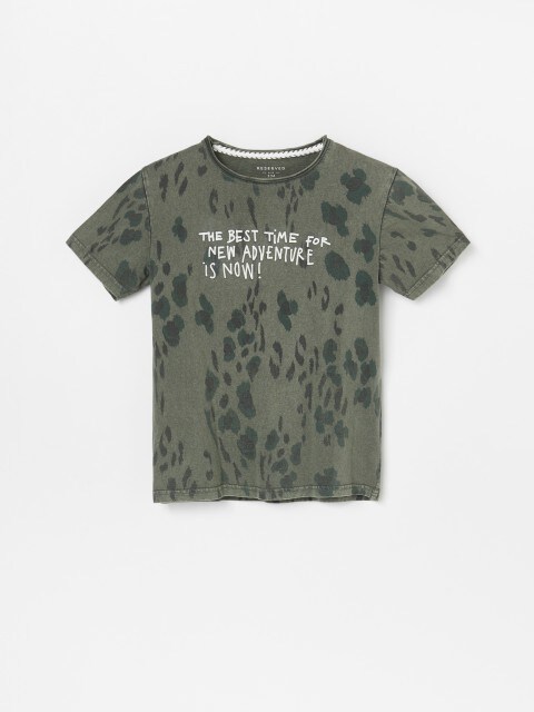 T-shirt w cętki z napisem